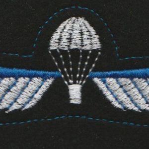 Nīderlandes izplētņlēcēju zīme 'Parawing Brevet B' uz melna pamata (ID383)