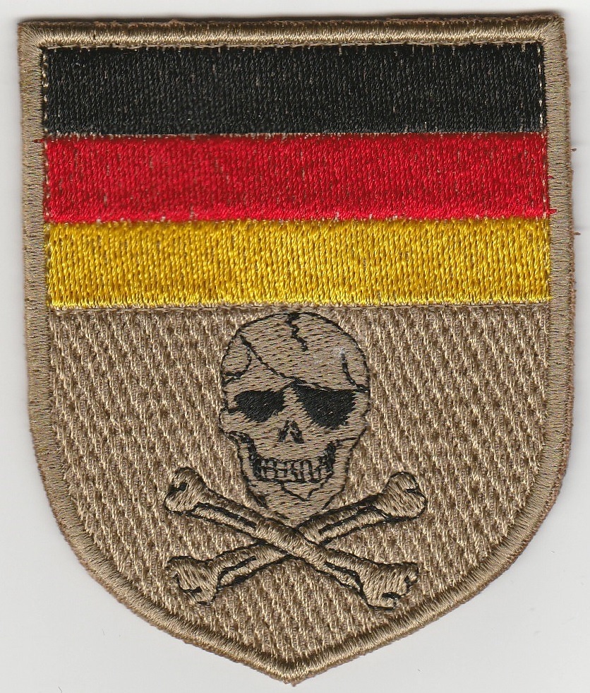 Uzšuve vairogs – galvaskauss un kauli (ID243)